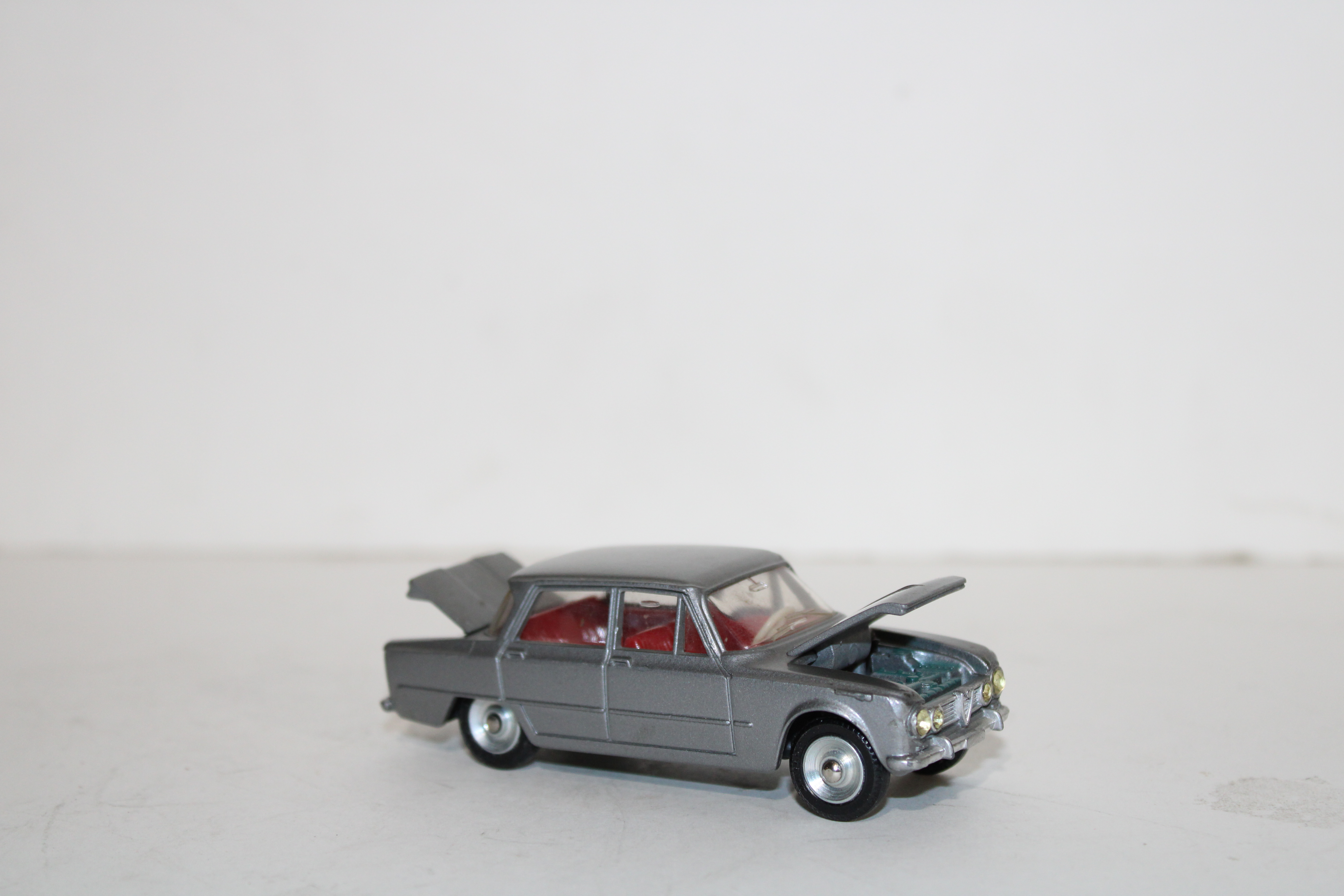 ALFA ROMEO GIULIA TI DINKY TOYS 1/43