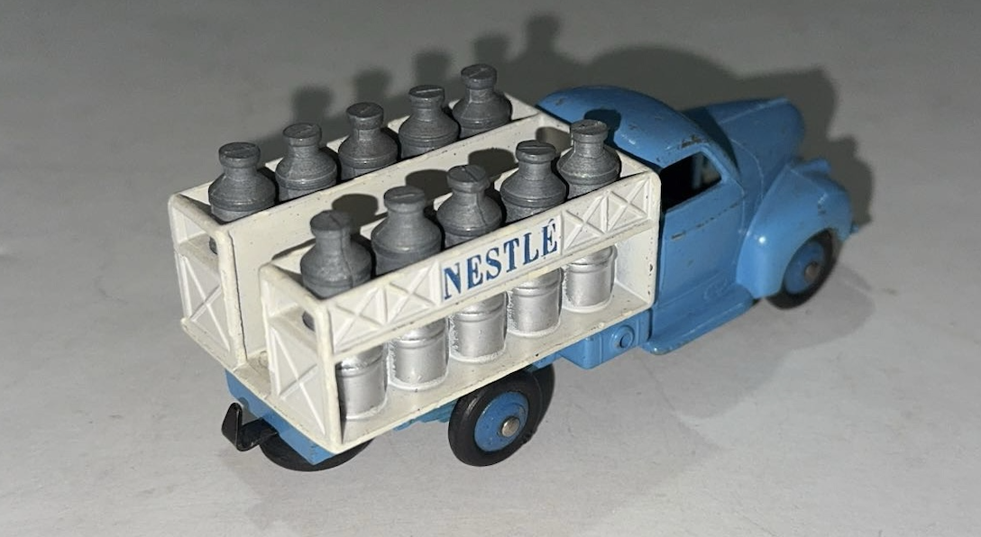 Camion laitier Studebaker Nestlé DINKY TOYS 1/43°