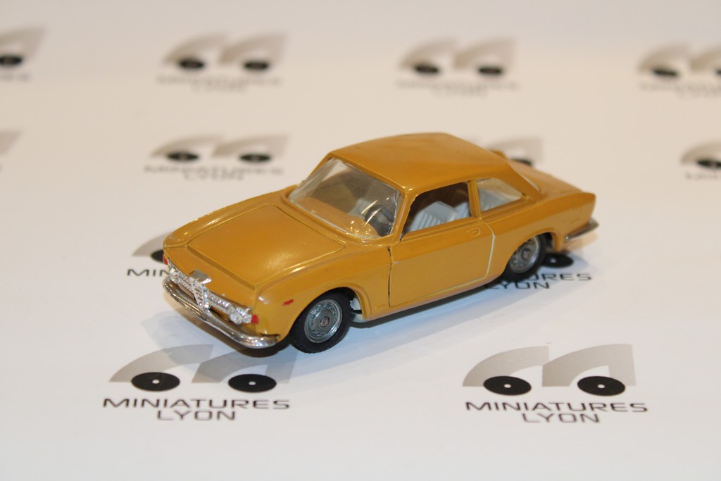 ALFA ROMEO GIULIA GT 1300 JUNIOR POLITOYS N°80