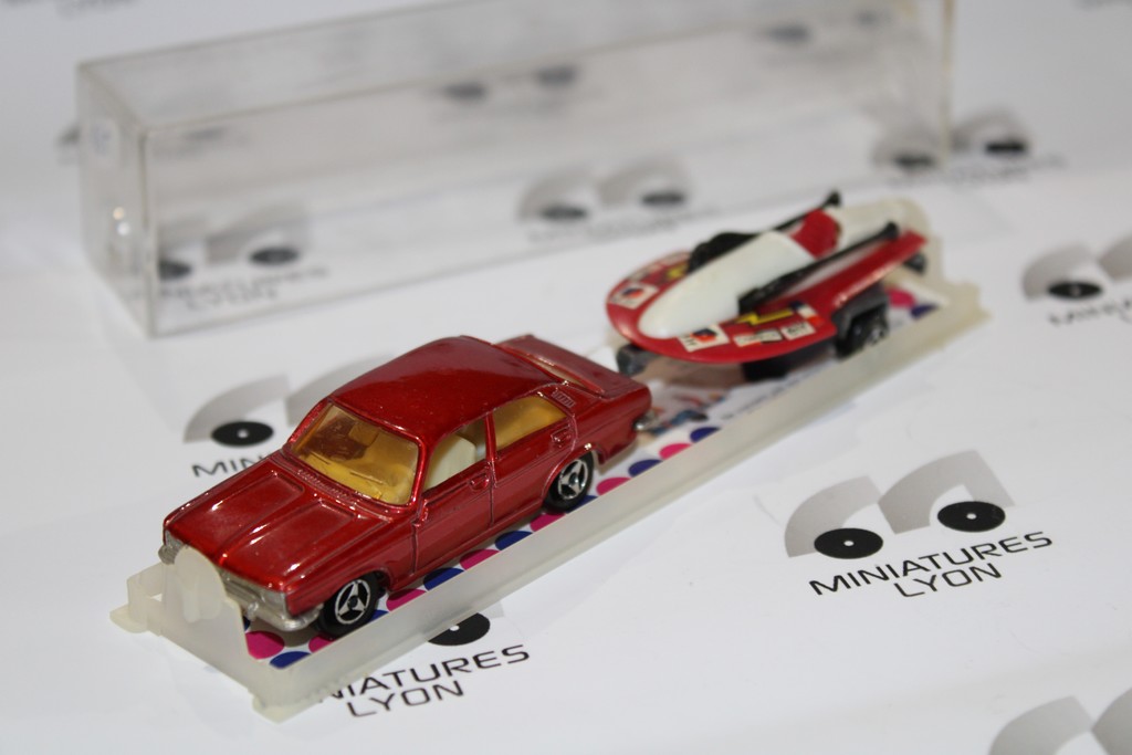 CHRYSLER 180 ROUGE AVEC BATEAU COURSE MAJORETTE 338