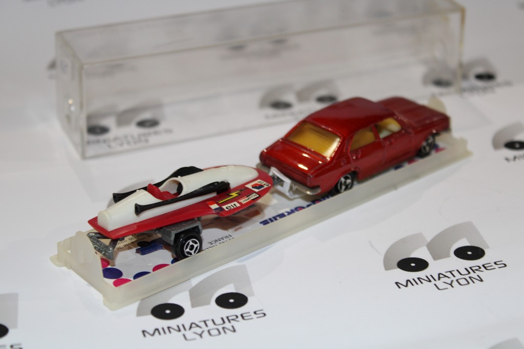 CHRYSLER 180 ROUGE AVEC BATEAU COURSE MAJORETTE 338