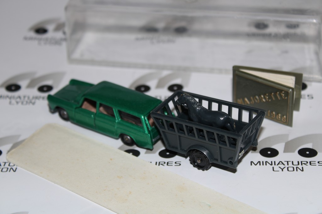 PEUGEOT 404 + REMORQUE et CHEVAL MAJORETTE 325 1/64