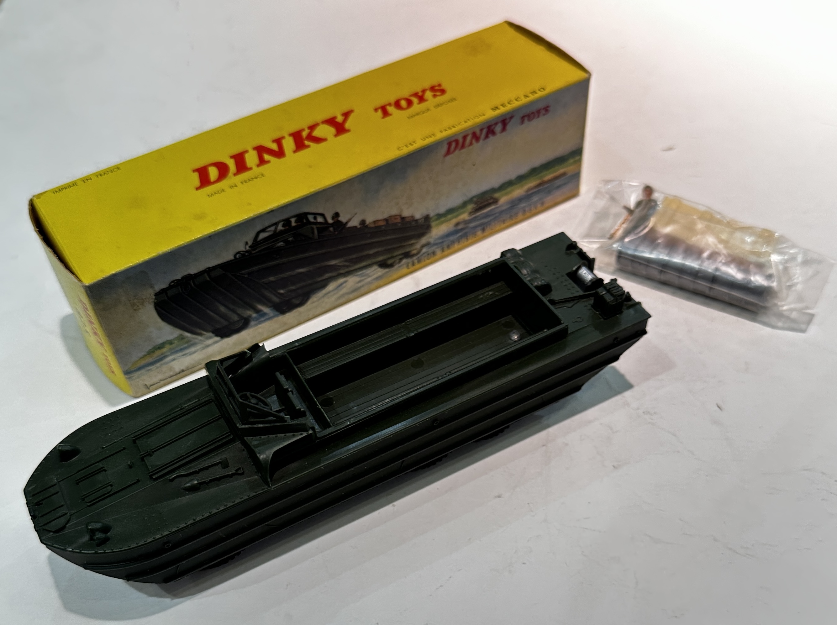 CAMION AMPHIBIE MILITAIRE DUKW avec caisses, fûts et personnage 1/43