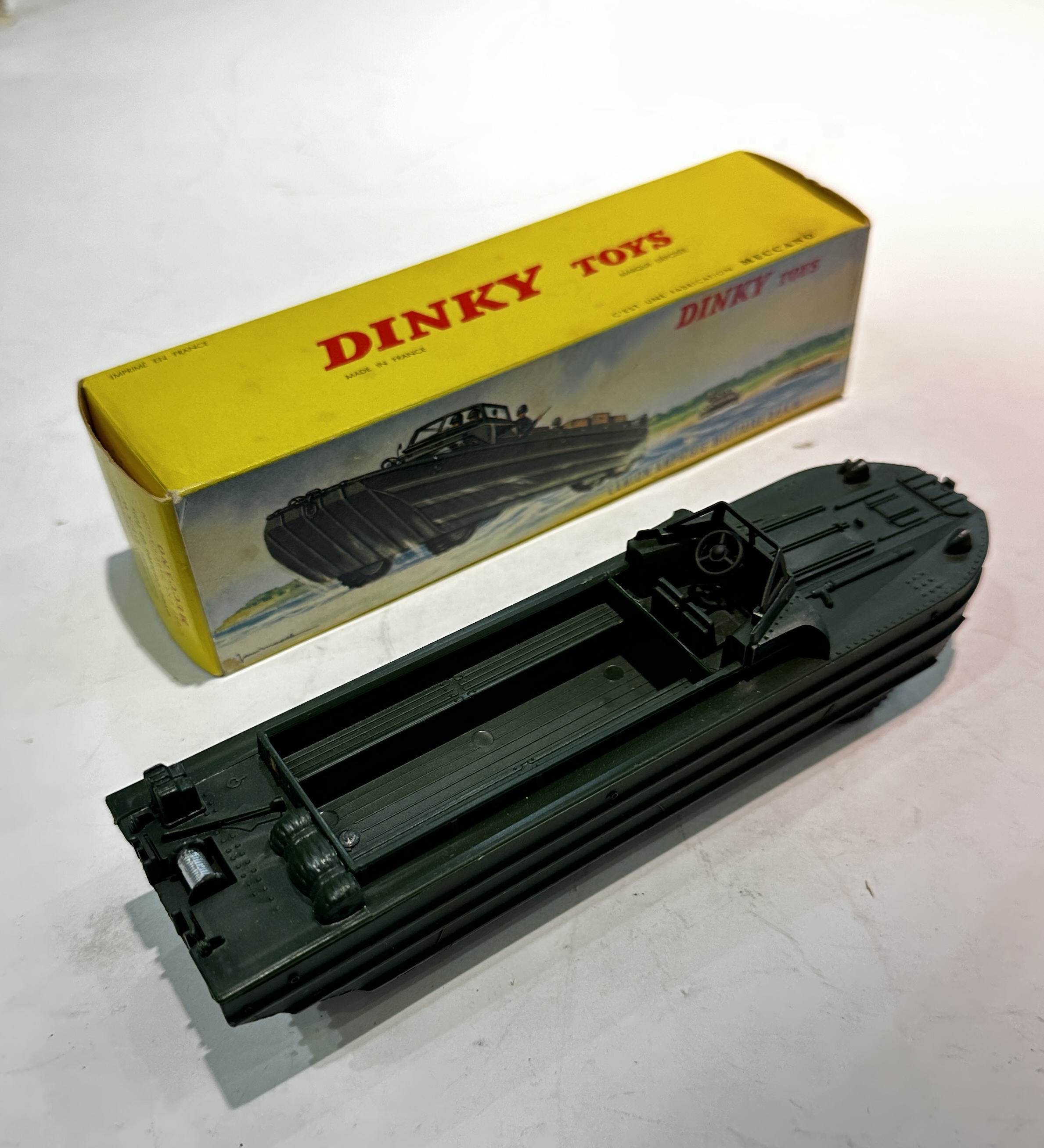 CAMION AMPHIBIE MILITAIRE DUKW avec caisses, fûts et personnage 1/43