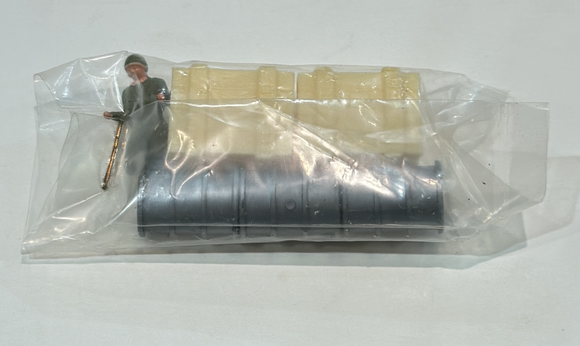 CAMION AMPHIBIE MILITAIRE DUKW avec caisses, fûts et personnage 1/43
