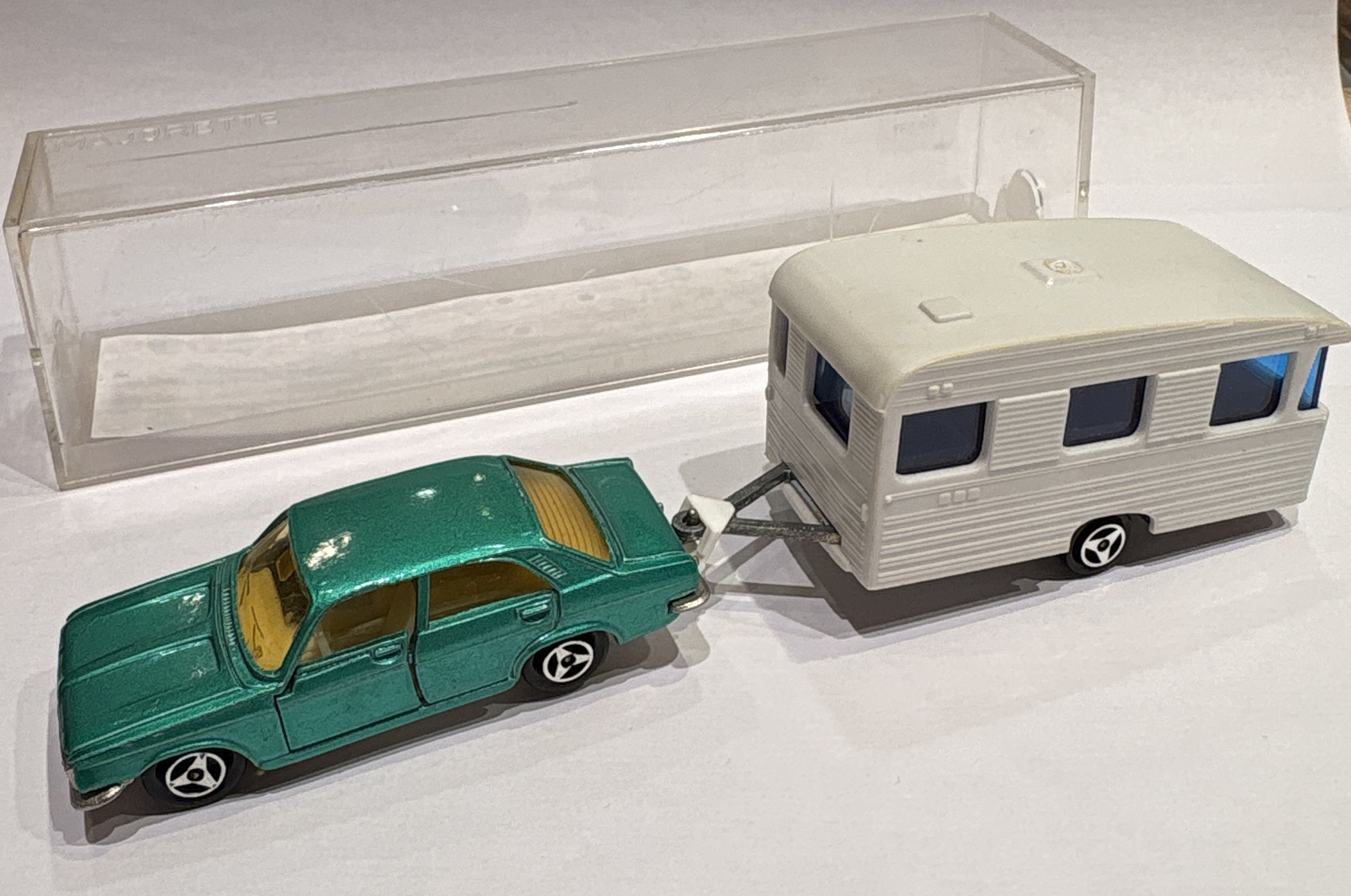 CHRYSLER 180 & DIGUE CARAVAN  MAJORETTE 1/64