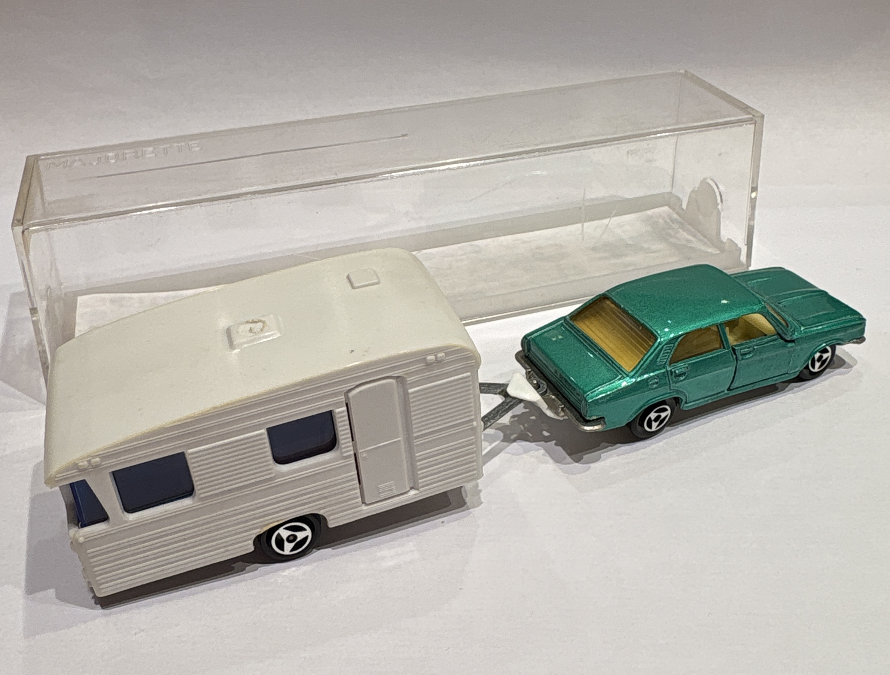 CHRYSLER 180 & CARAVANE DIGUE  MAJORETTE 1/64