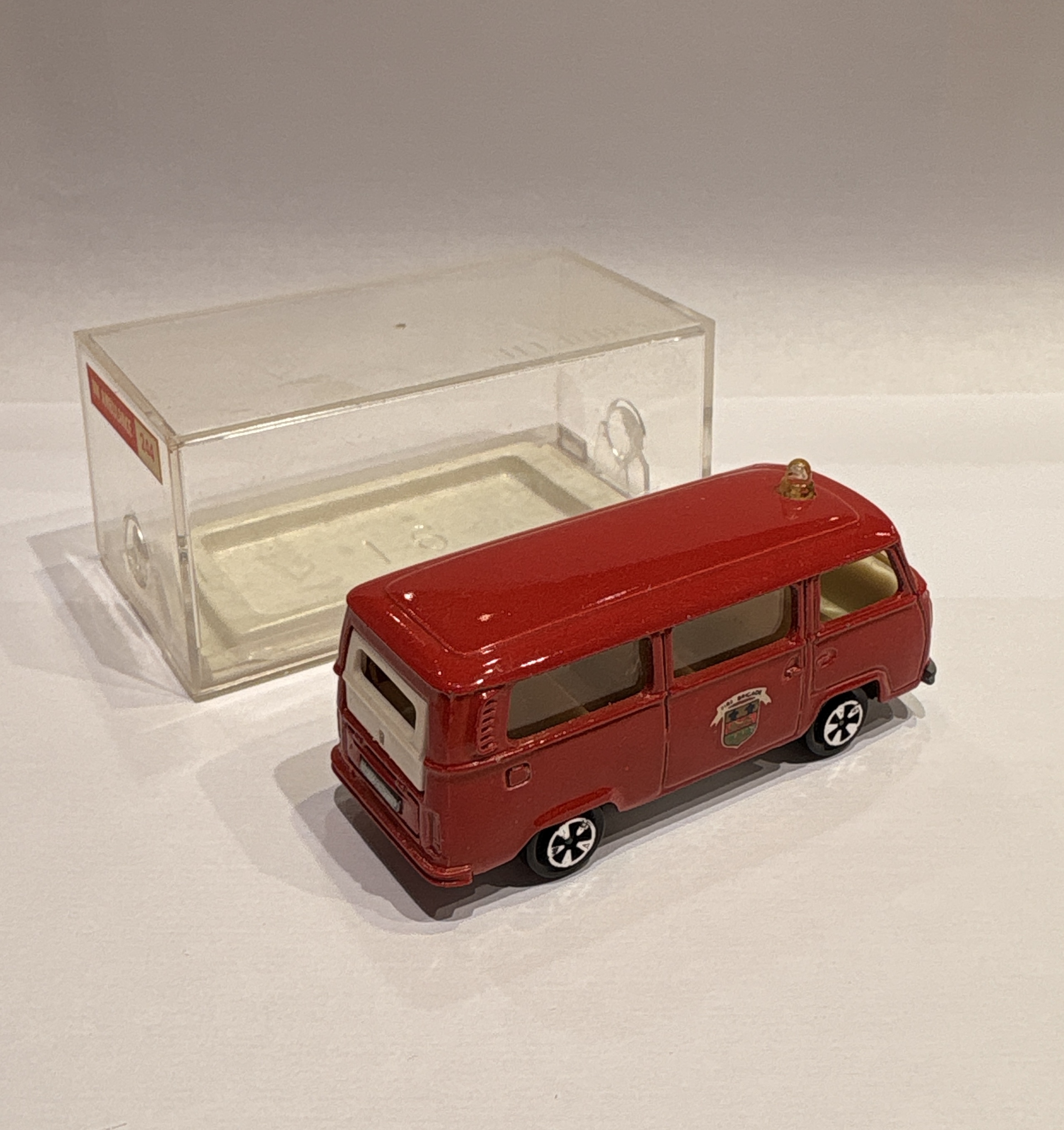 VW KOMBI T2 AMBULANCE MAJORETTE 1/64