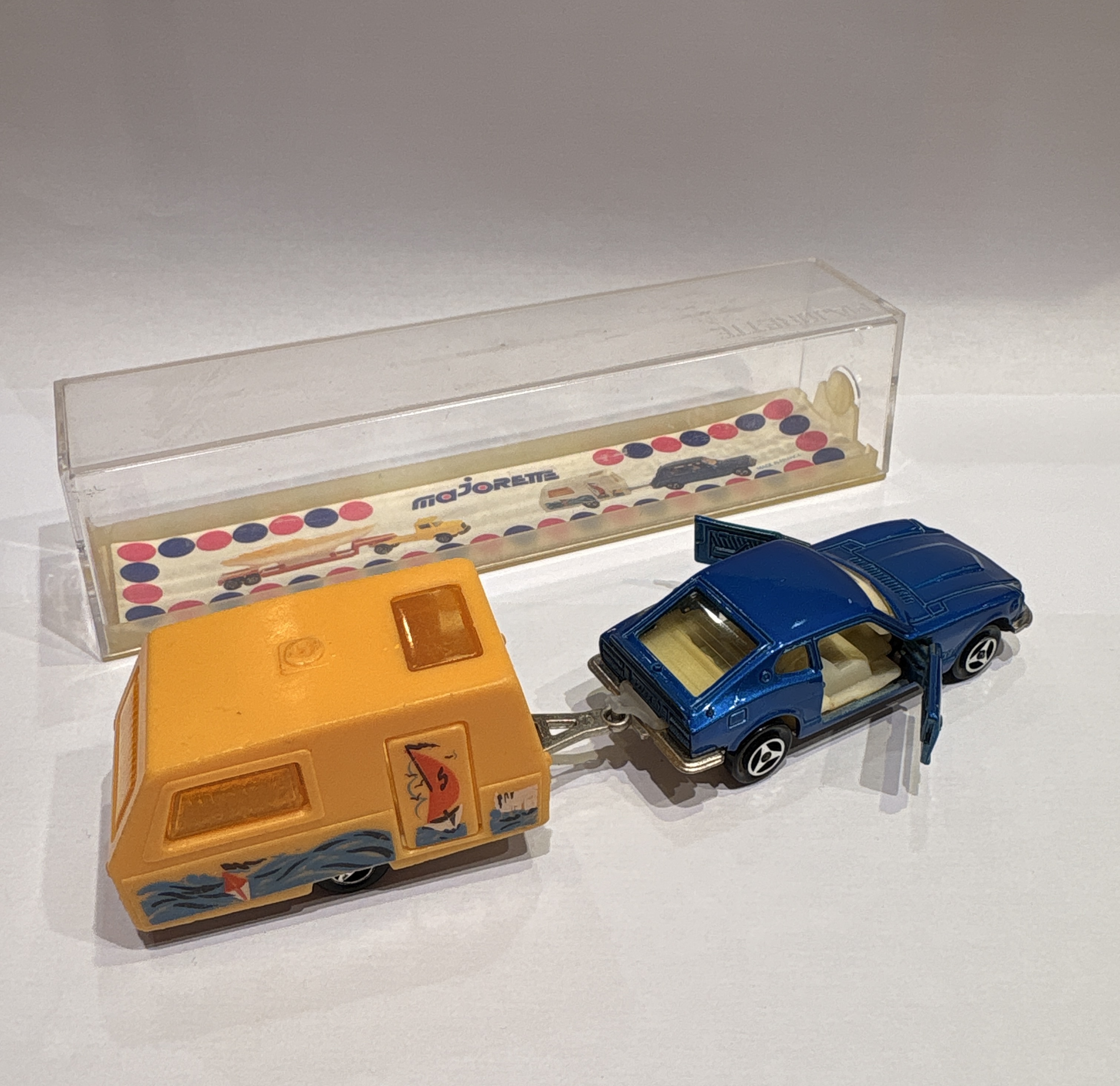 DATSUN 260Z & CARAVANE ST-TROPEZ MAJORETTE 1/64