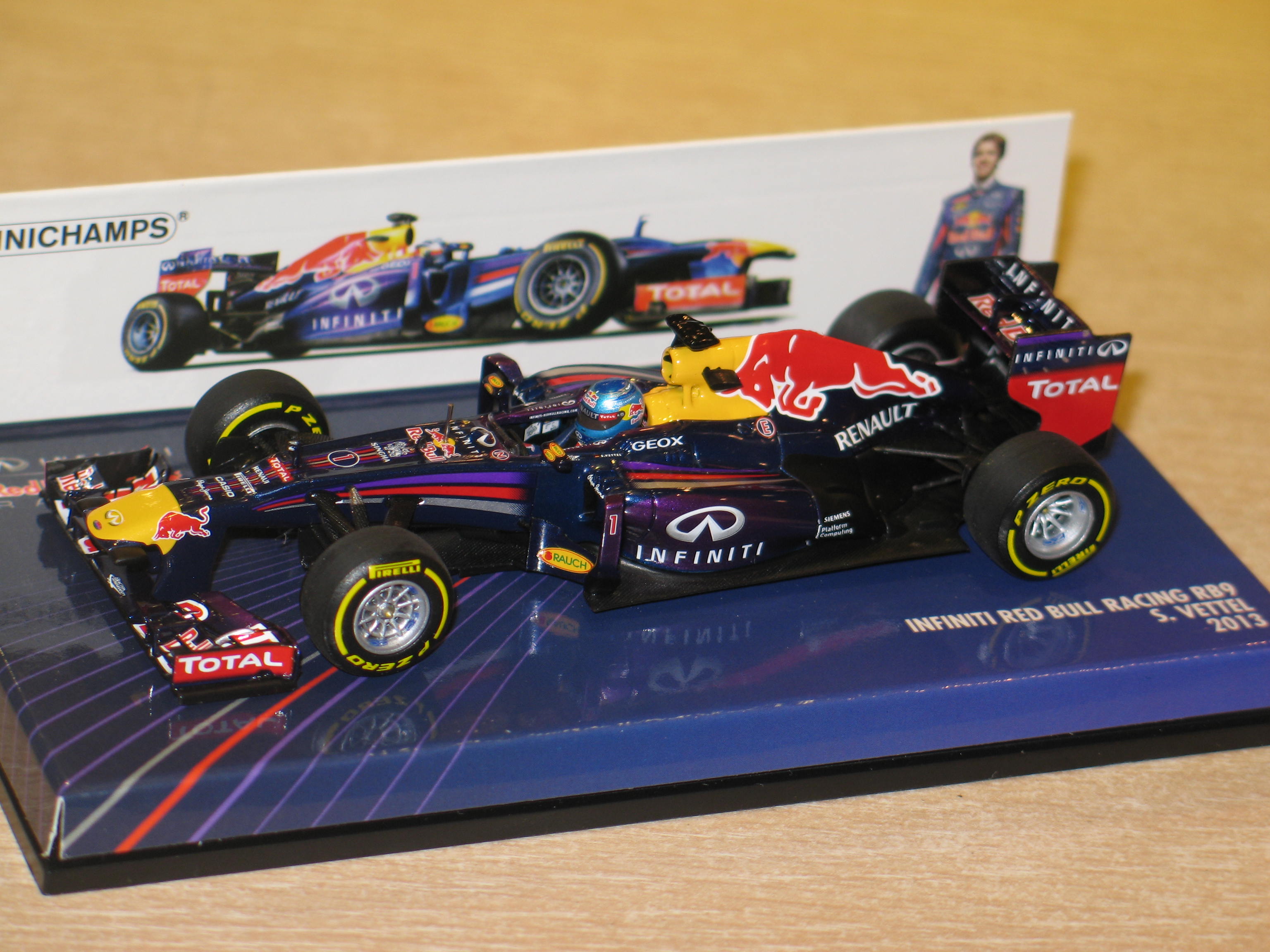RED BULL  RACING RB9 VETTEL 2013 MINICHAMPS 1/43°