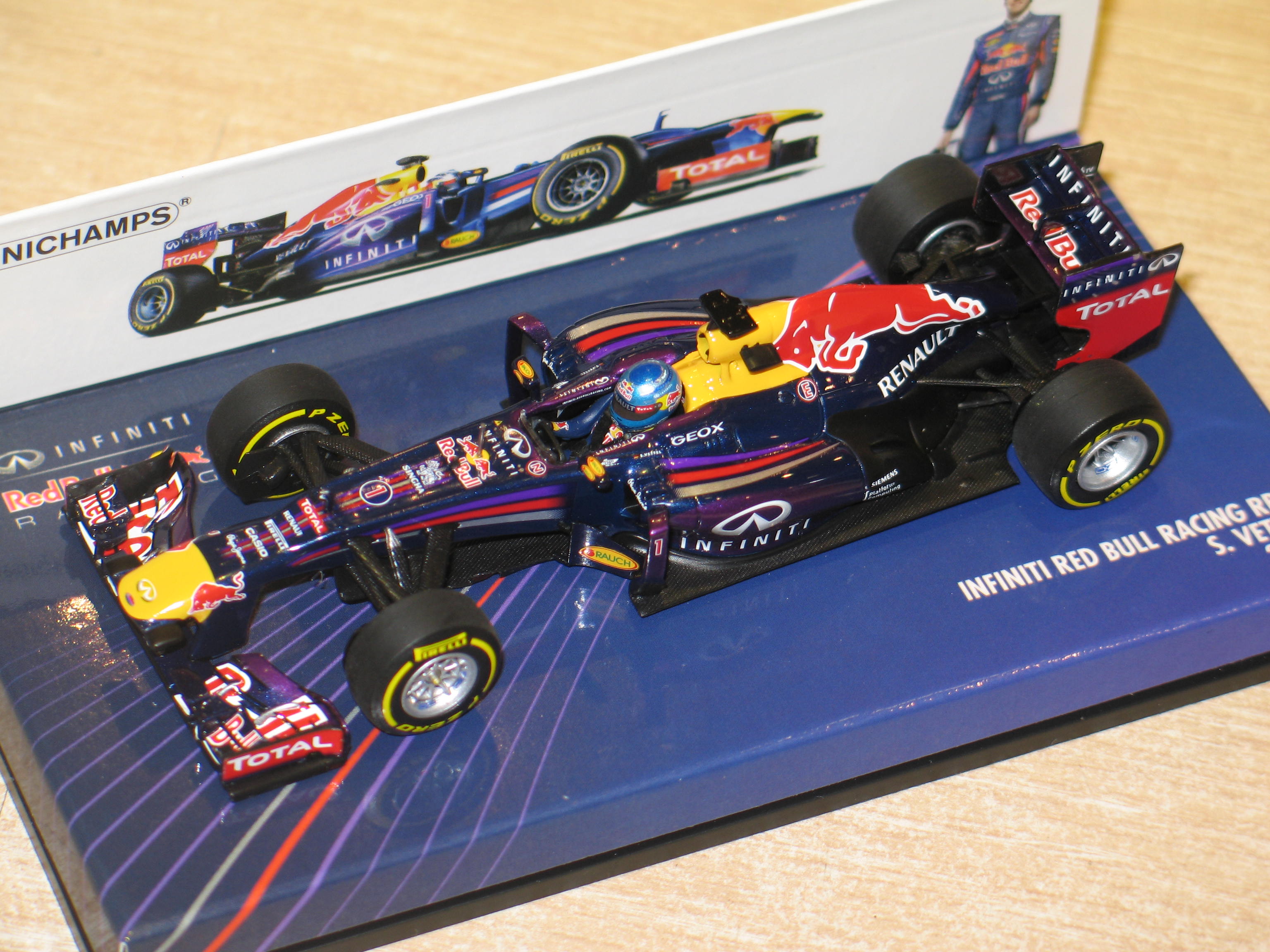RED BULL  RACING RB9 VETTEL 2013 MINICHAMPS 1/43°