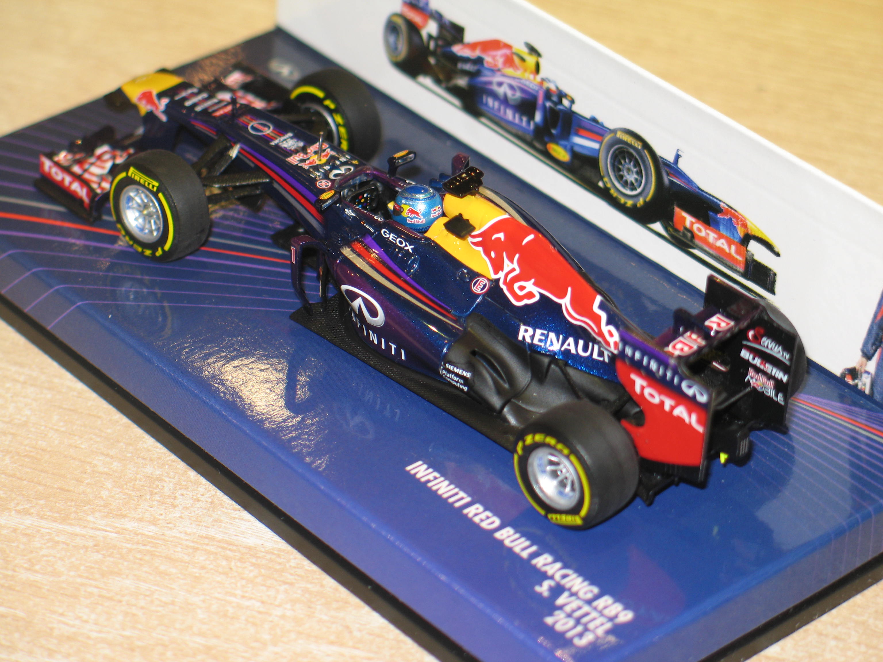 RED BULL  RACING RB9 VETTEL 2013 MINICHAMPS 1/43°