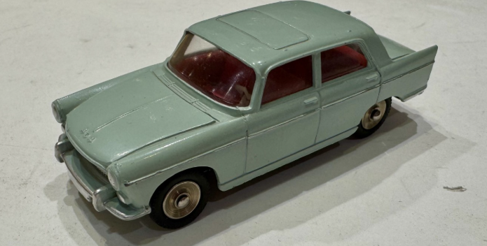 PEUGEOT 404 BLEU DINKY 1/43°