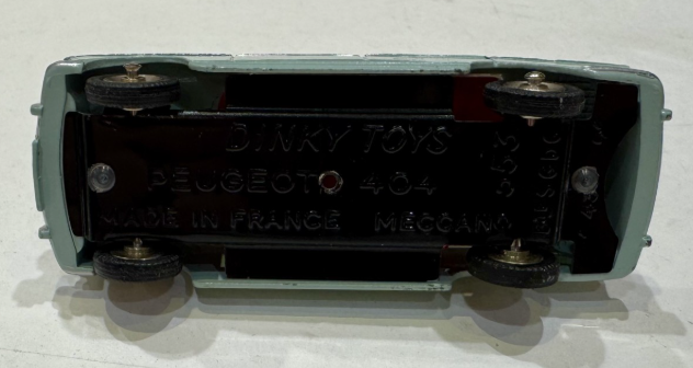 PEUGEOT 404 BLEU DINKY 1/43°