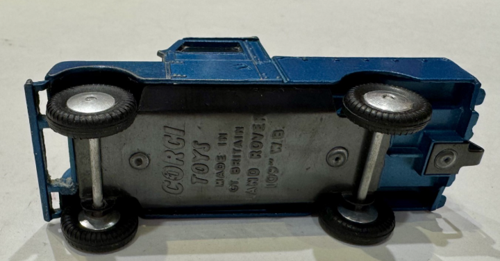 LAND ROVER 109 WB BLEU CORGI 1/43°