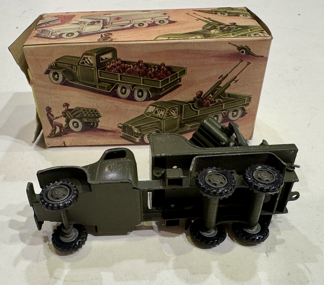 CAMION MILITAIRE REMORQUE PROJECTEUR FJ 1/43°