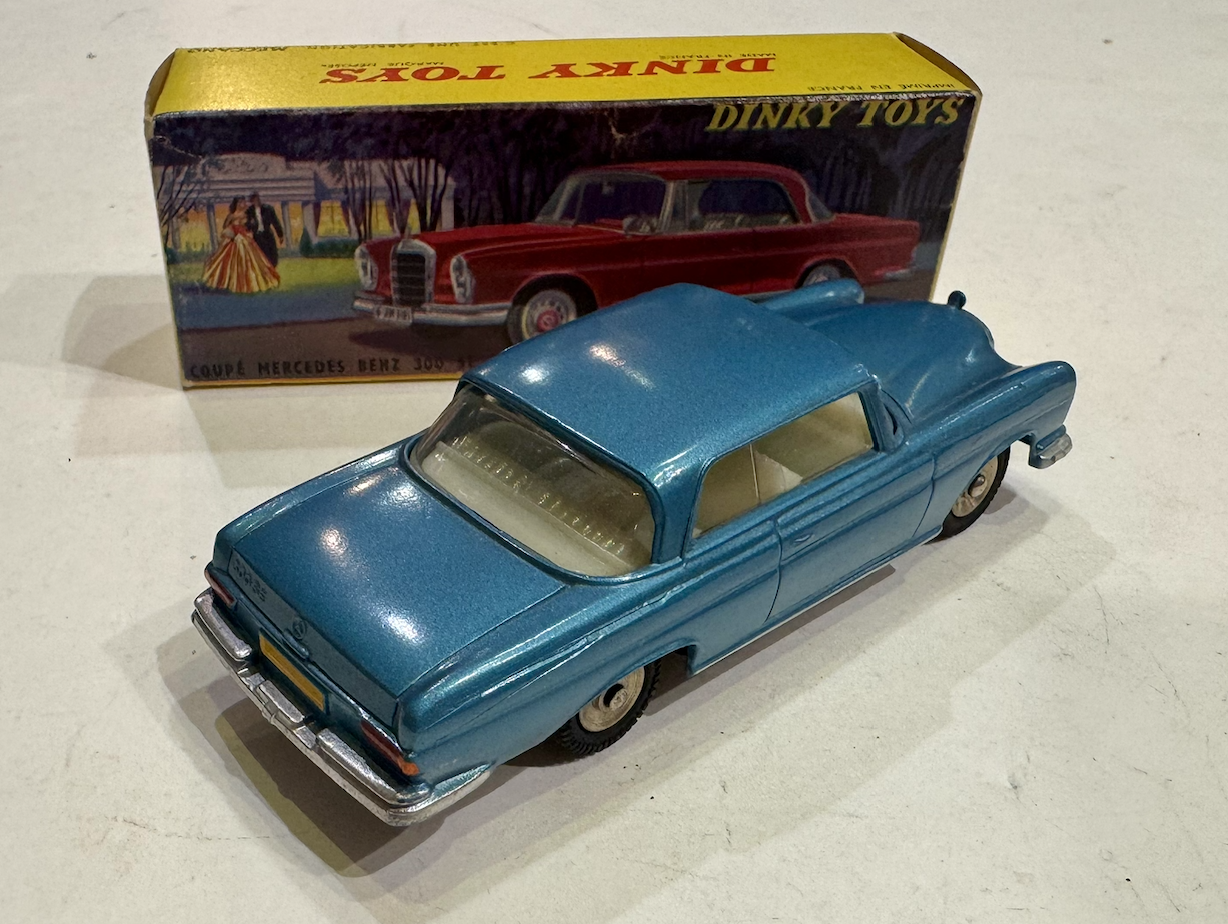 MERCEDES BENS 300 SL COUPE DINKY TOYS 1/43°