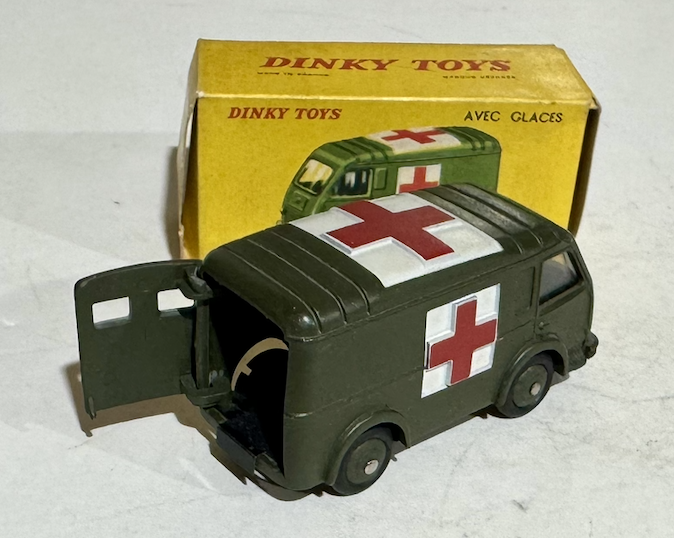 RENAULT CARRIER AMBULANCE MILITAIRE AVEC GLACES DINKY TOYS 1/43°