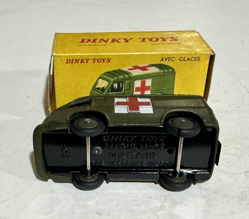 RENAULT CARRIER AMBULANCE MILITAIRE AVEC GLACES DINKY TOYS 1/43°