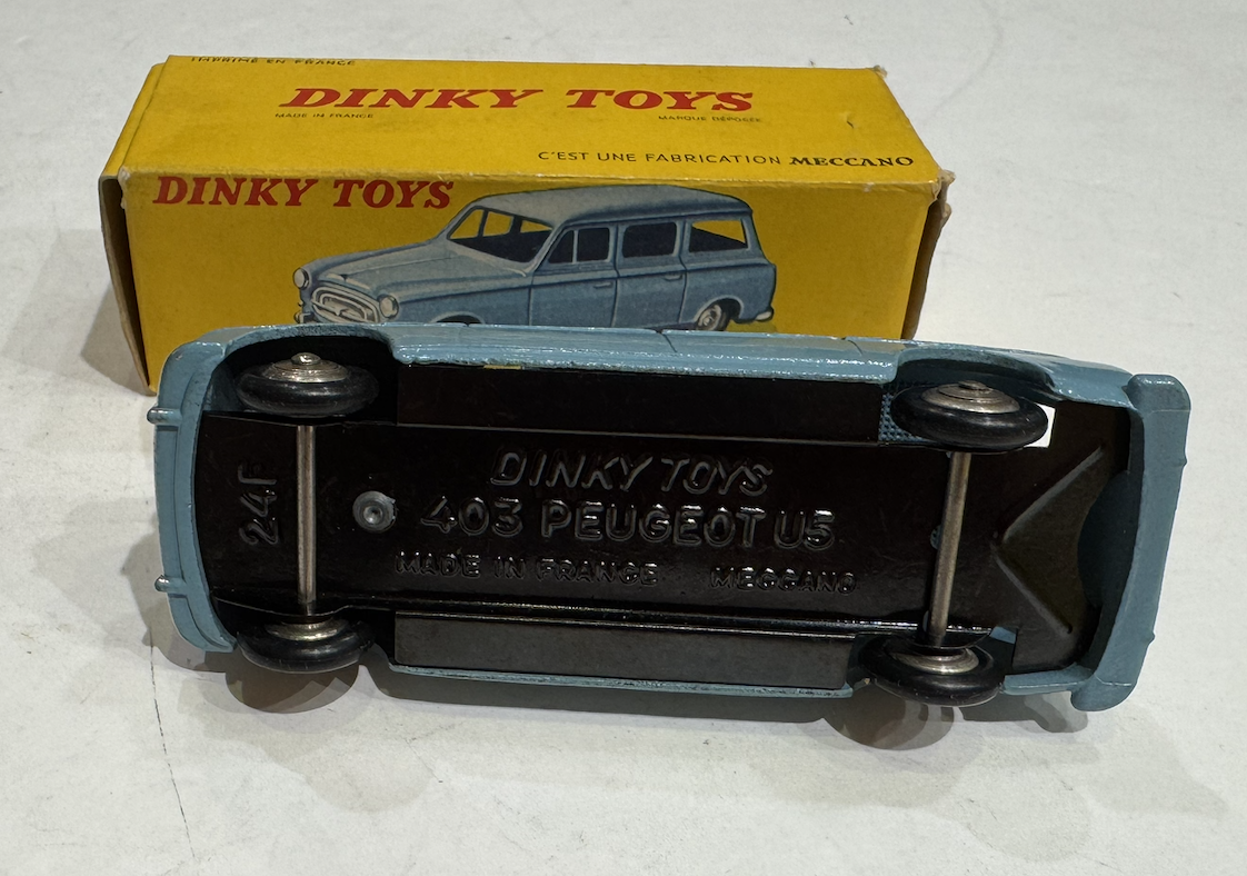 PEUGEOT 403 FAMILIALE DINKY TOYS 1/43°