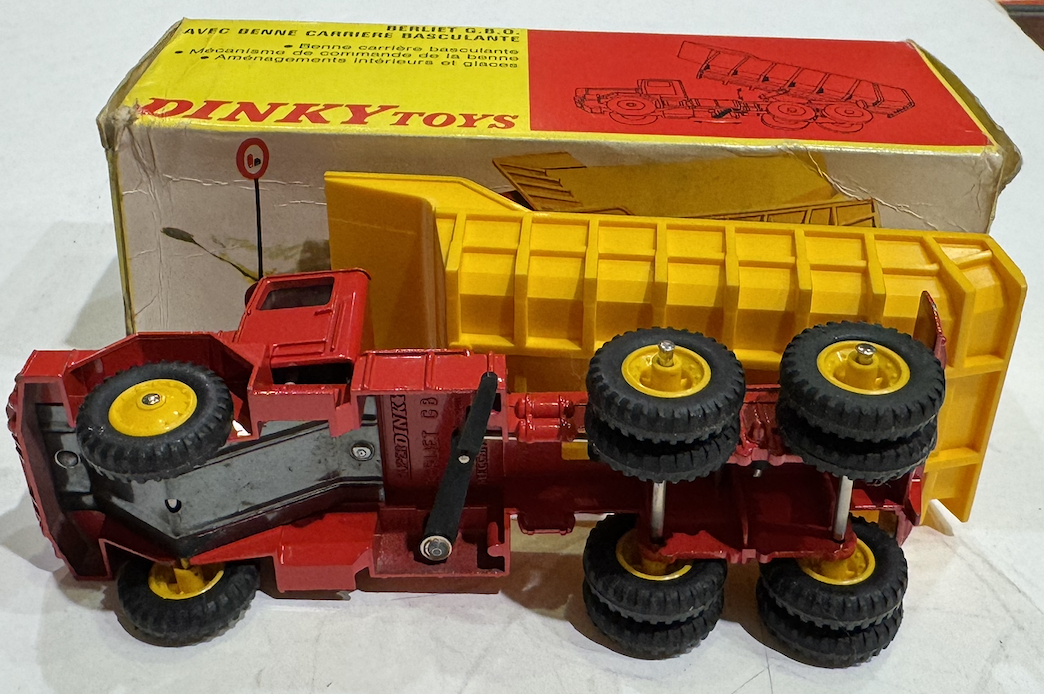 BERLIET G.B.O AVEC BENNE CARRIERE BASCULANTE DINKY TOYS 1/43°