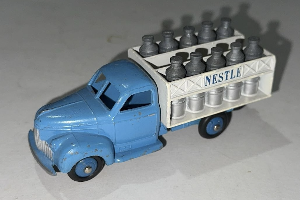 Camion laitier Studebaker Nestlé DINKY TOYS 1/43°