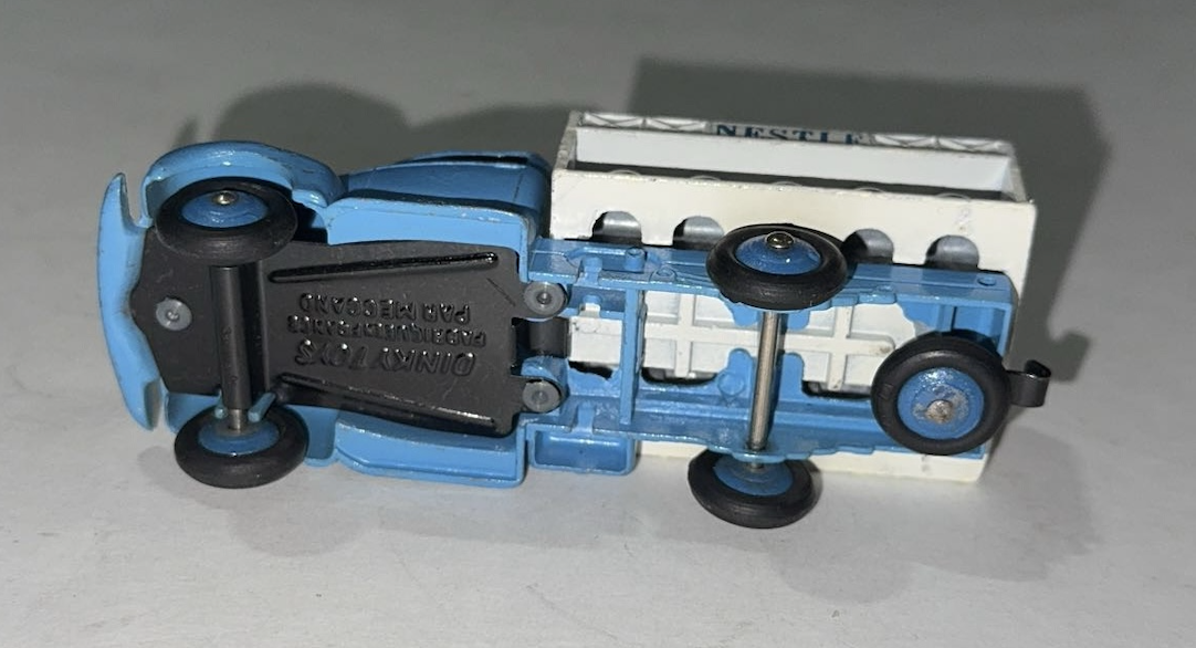Camion laitier Studebaker Nestlé DINKY TOYS 1/43°