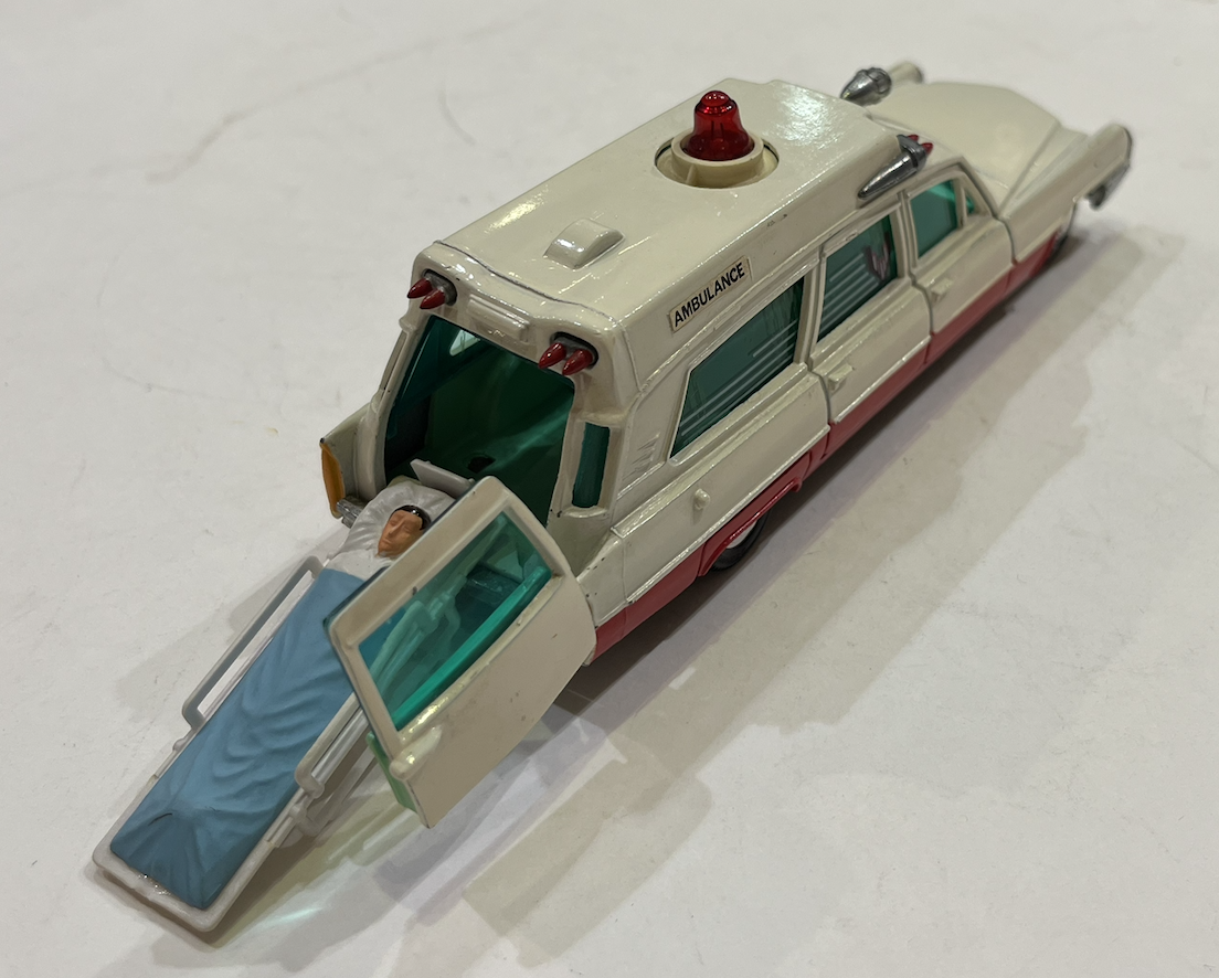 CADILLAC SUPERIOR RESCULER AMBULANCE DINKY TOYS 1/43°