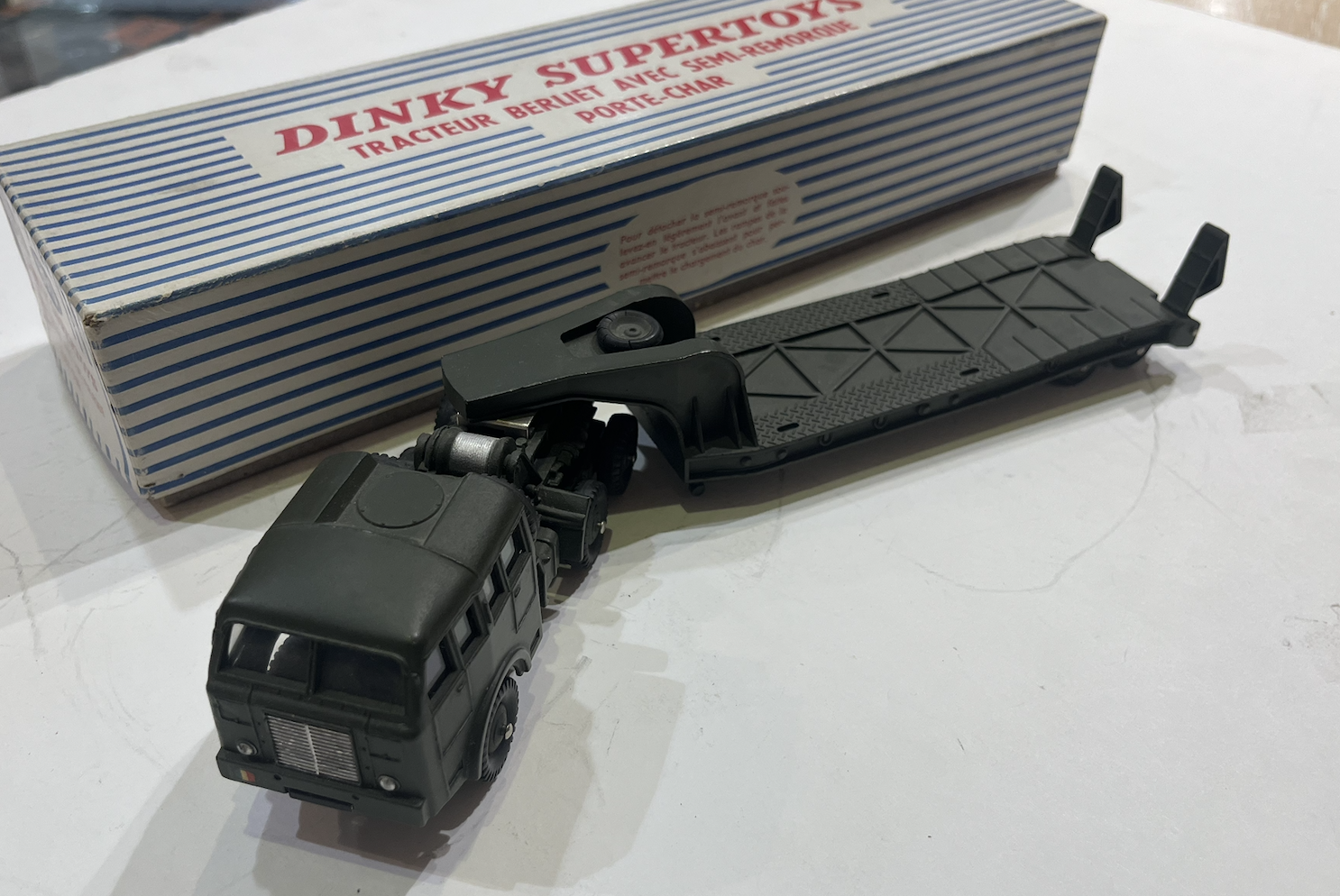 BERLIET TRACTEUR MILITAIRE AVEC SEMI-REMORQUE PORTE-CHAR DINKY TOYS 1/43°