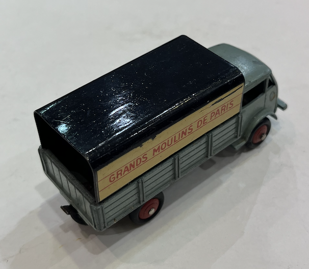 FORD GRANDS MOULINS DE PARIS DINKY 1/43
