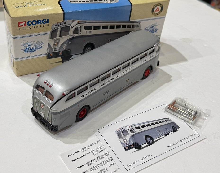 YELLOW COACH 743 CORGI 1/50