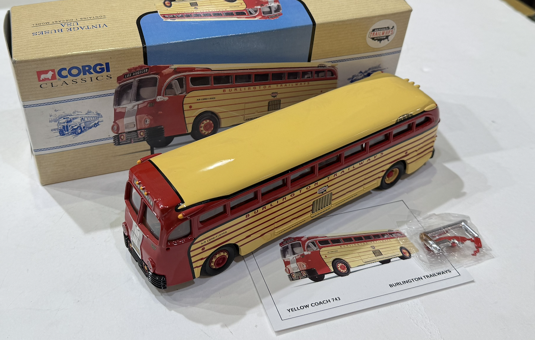 YELLOW COACH 743 CORGI 1/50