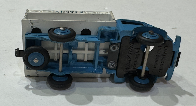 Camion laitier Studebaker Nestlé DINKY TOYS 1/43°