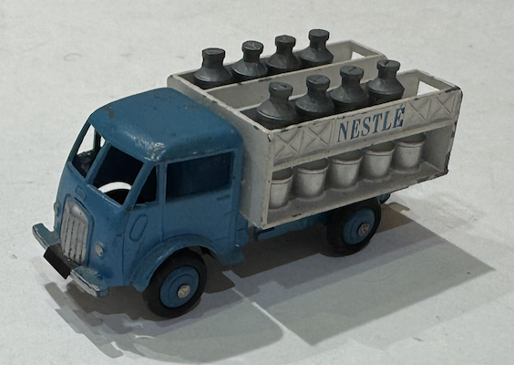 Camion laitier Studebaker Nestlé DINKY TOYS 1/43°