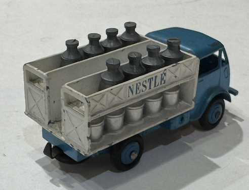 Camion laitier Studebaker Nestlé DINKY TOYS 1/43°