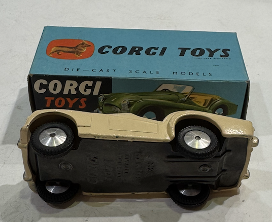 TRIUMPH T.R 2 SPORTS CAR CORGI 1/43