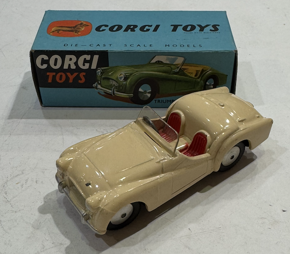 TRIUMPH T.R 2 SPORTS CAR CORGI 1/43