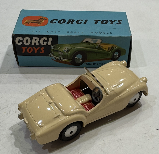 TRIUMPH T.R 2 SPORTS CAR CORGI 1/43