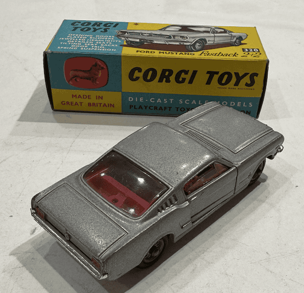 FORD MUSTANG FASTBACK 2+2 CORGI 1/43