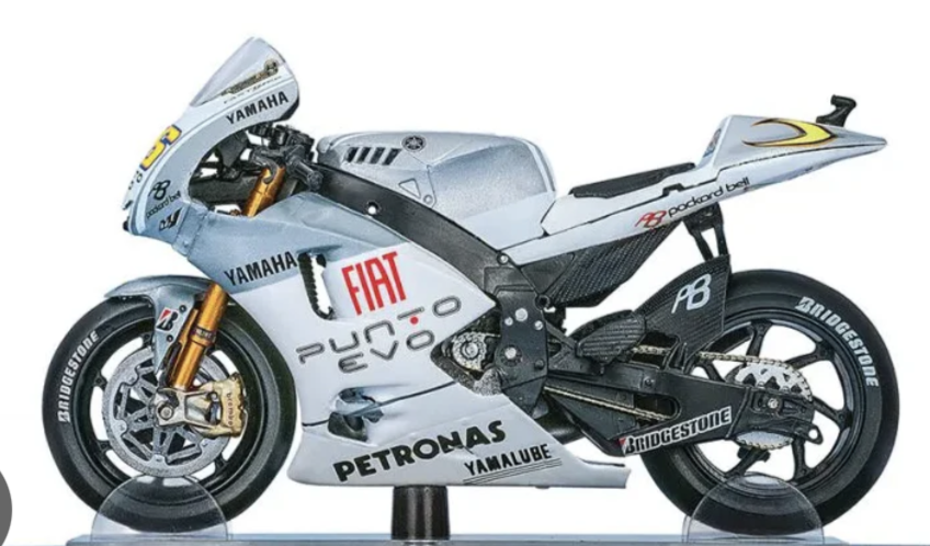 YAMAHA - YZR-M1 FIAT YAMAHA TEAM N 46 MOTOGP ESTORIL GP VALENTINO ROSSI 2009 WORLD CHAMPION 1/12 MINICHAMPS AVEC Figurines Valentino Rossi - GP Estoril 2009 1/12 MINICHAMPS