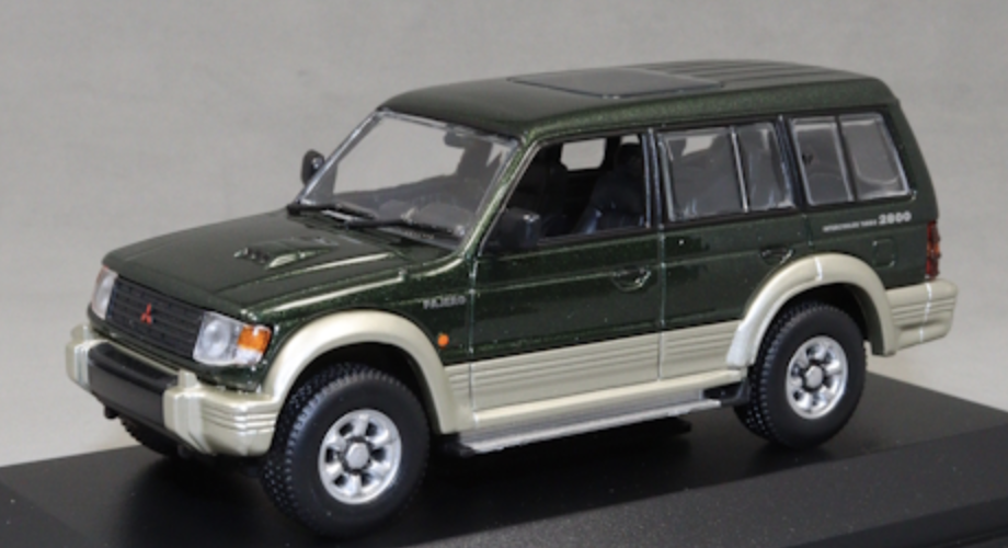 Mitsubishi Pajero LWB in Dark vert Metallic 1991 Maxichamps 1/43