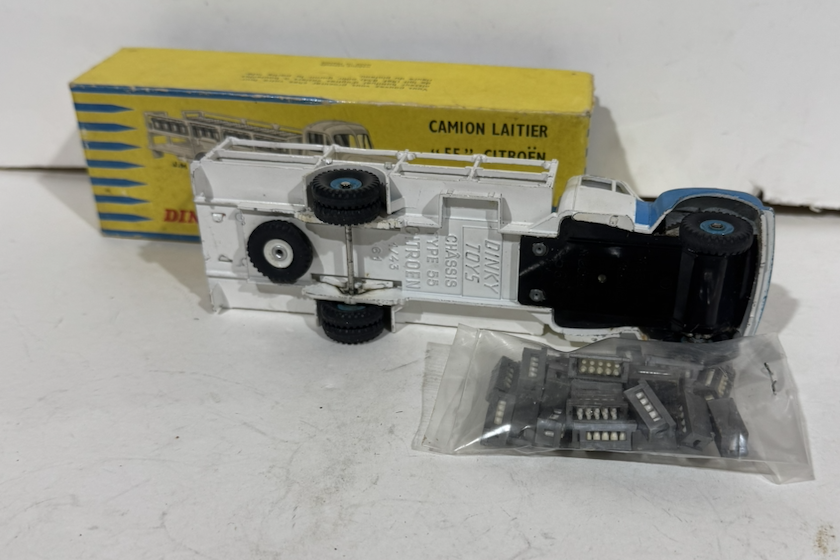 CAMION LAITIER 55 CITROEN DINKY TOYS 1/43