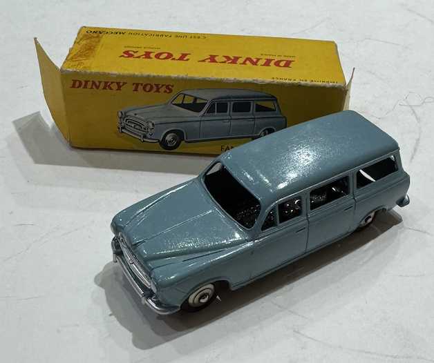 PEUGEOT 403 BREAK DINKY TOYS 1/43