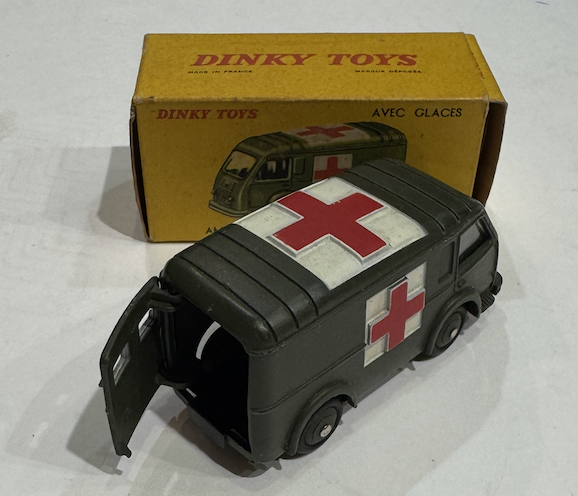 RENAULT CARRIER AMBULANCE MILITAIRE AVEC GLACES DINKY TOYS 1/43°
