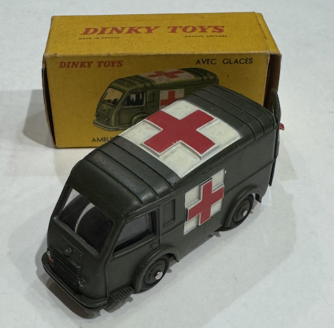 RENAULT CARRIER MILITARY AMBULANCE WITH ICE CREAM DINKY TOYS 1/43°