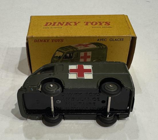 RENAULT CARRIER AMBULANCE MILITAIRE AVEC GLACES DINKY TOYS 1/43°