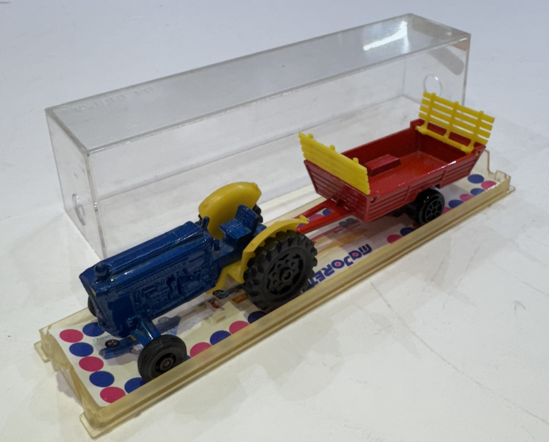 TRACTEUR+FOURRAGERE MAJORETTE 1/66