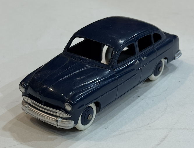FORD VEDETTE DINKY 1/43