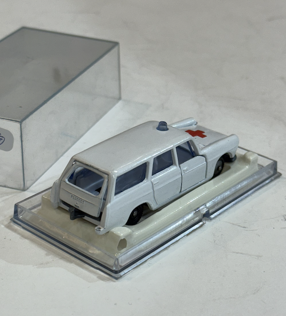 PEUGEOT 404 AMBULANCE MAJORETTE 1/66
