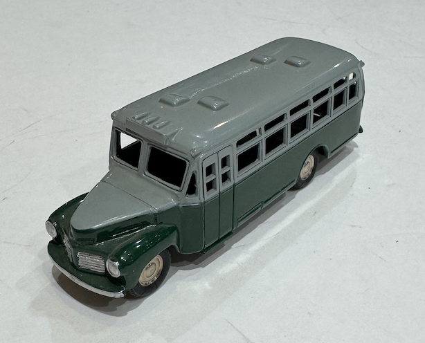 Replica 641 - 1952 Nissan 390 Bus 1/43